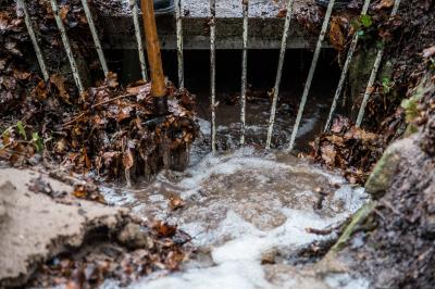 Reichenbach: Anhaltende Regenfaelle sorgen fuer Verschlammte Strassen und erhoehte Pegel an Fluessen und Baechen - Feuerwehr im Einsatz